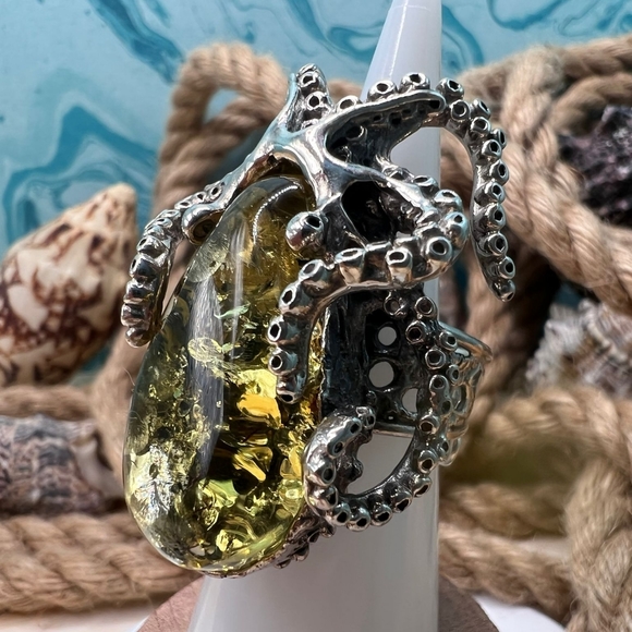 Large sliver ring with green Baltic amber - Picture 2 of 5